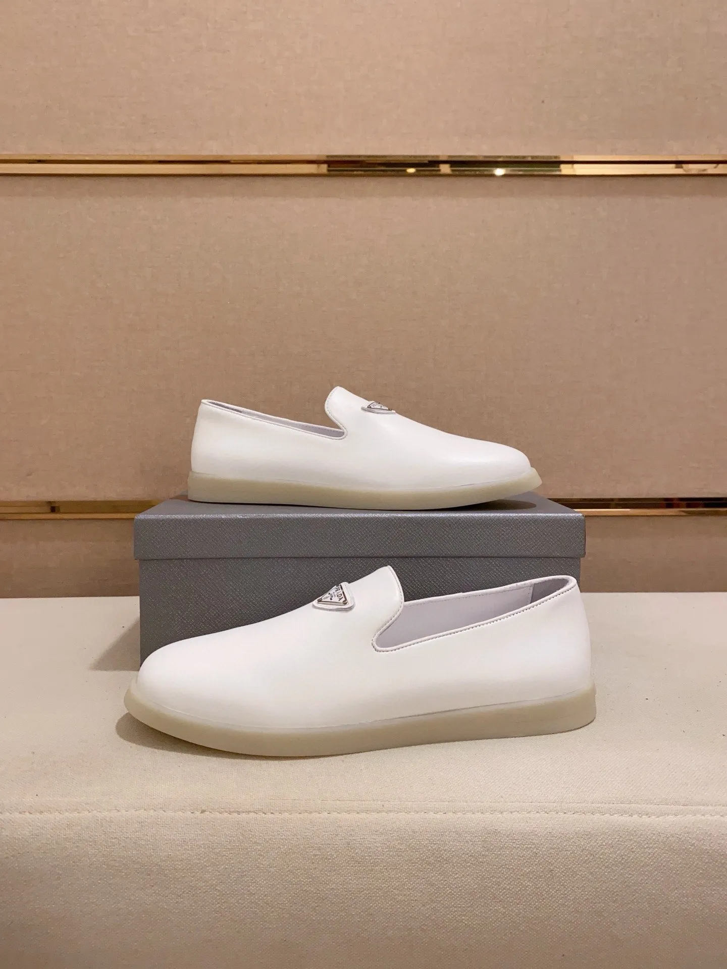 Men's shoes 💰 580💰 ✔️✔️✔️High-quality new PRADA counters are launched at the same time. The new men's shoes and 😘fabrics are selected from high-silk bald cowhide and are made by pure handicrafts. Lining: Full cowhide lining. 👍🏿 High-end ☄️ air-cushion molded anti-slip rubber outsole, exquisite lines, simple and elegant, comfortable and high-end for leisure travel. Code number: 38 to 44 (45 can be customized)